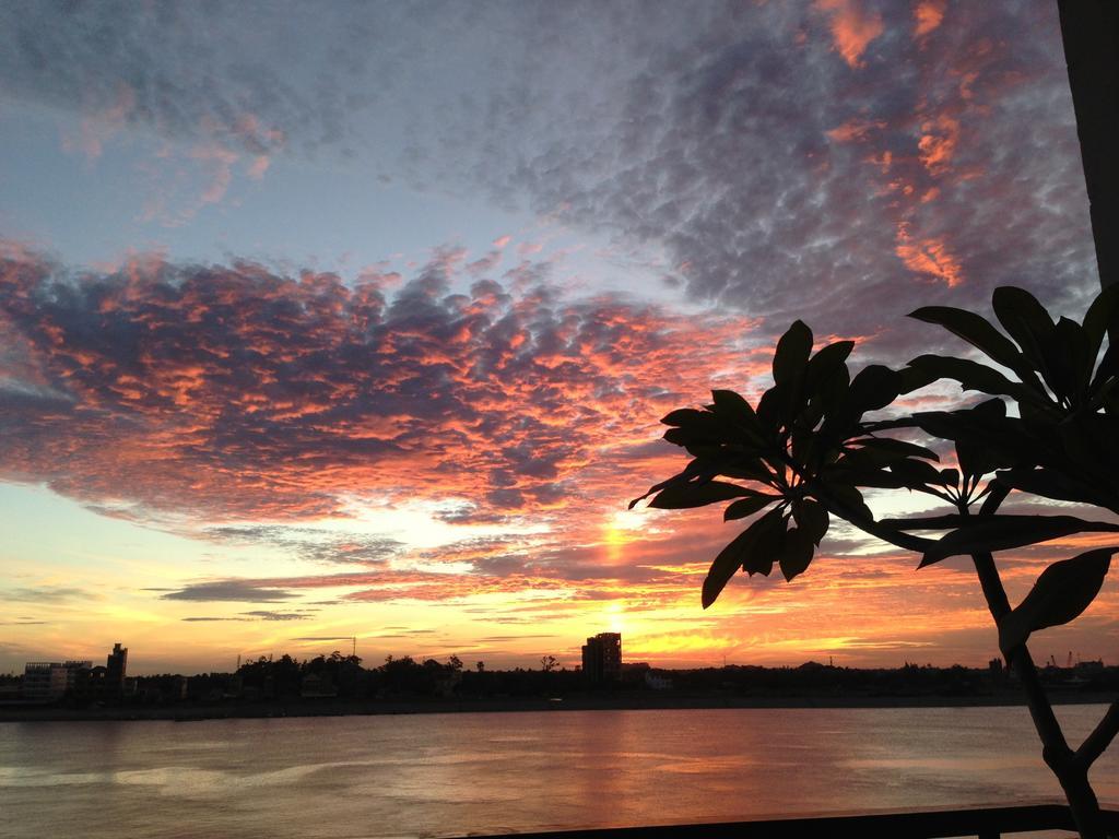 New Season Riverside Hotel Phnom Penh Exterior photo
